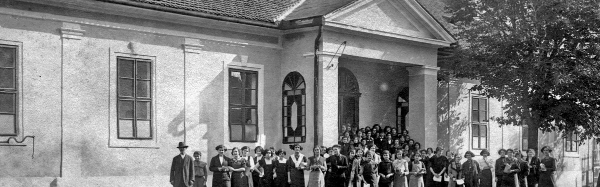 Ученице и наставник испред зграде школе у Сомбору, снимак из 1908. године